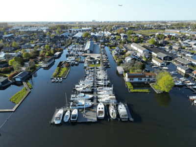 20260414-overzicht-haven-met-vliegtuig