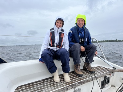 blue-baloe-vrolijk-in-de-regen